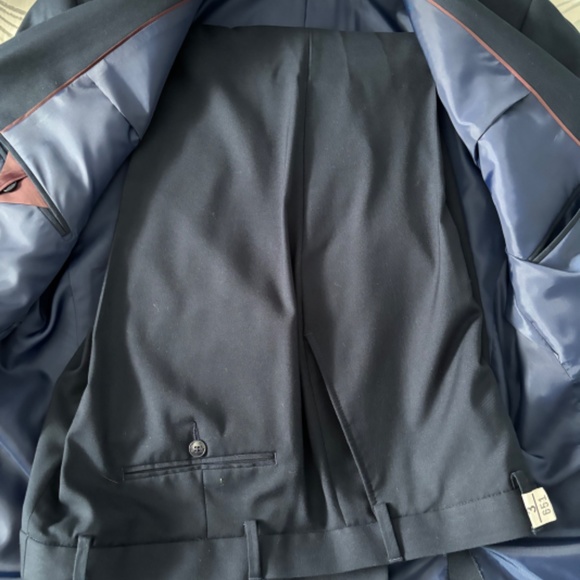 Suit - Picture 4 of 6